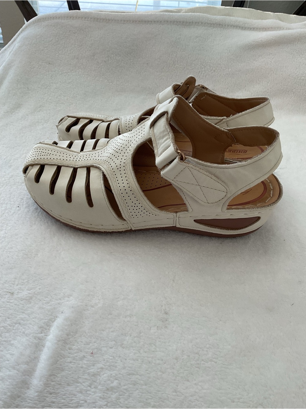 Shibever Women’s White Closed-Toe Leather Sandals with Adjustable Strap - Picture 2 of 8